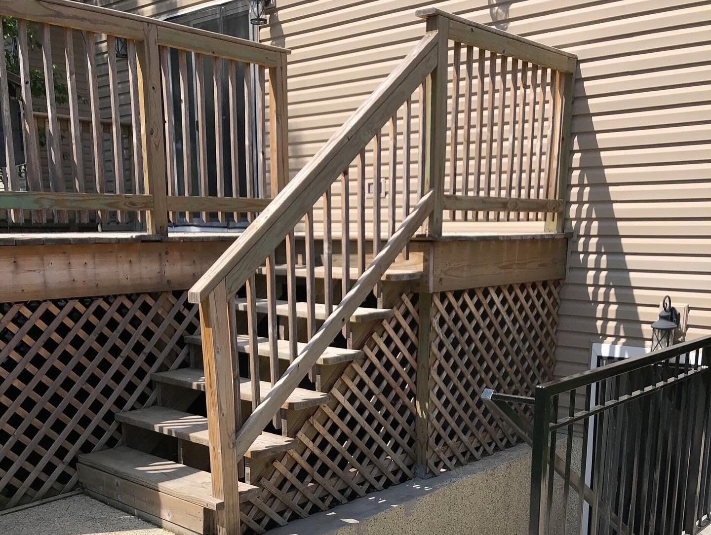 paradise deck builders oshawa - old wooden deck with stairs