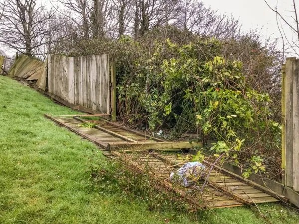 paradise deck builders and fence installers oshawa - fence repair broken fence post