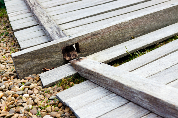 paradise deck builders and fence installers oshawa - fence repair hardware issue